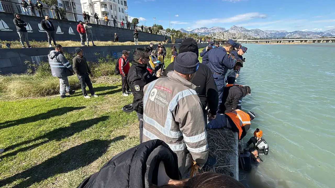 Antalya Büyükşehir İşçisi Kendini Bir Anda Sulara Bıraktı 5